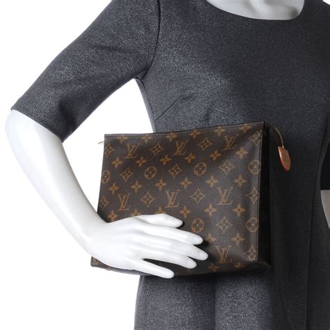 louis vuitton toiletry pouch 26 insert with chain|Louis Vuitton monogram toiletry bag.